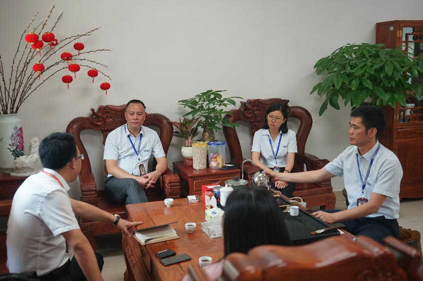 《品質(zhì)》欄目組領(lǐng)導與梁漢棋董事長(cháng)、曹傳偉總經(jīng)理洽談事宜